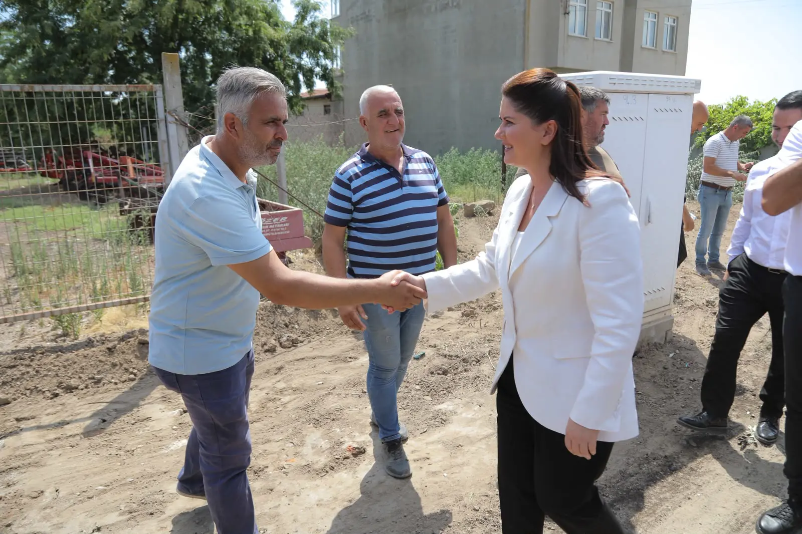 BAŞKAN GENCAN SAHADA: HİZMETİ YERİNDE TAKİP ETTİ, TALEPLERİ DİNLEDİ galeri görseli